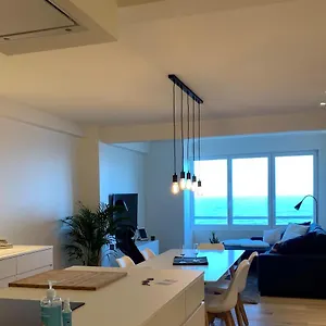 Oskar Luxe Op Zeedijk Met Zeezicht , Ostende Belgien